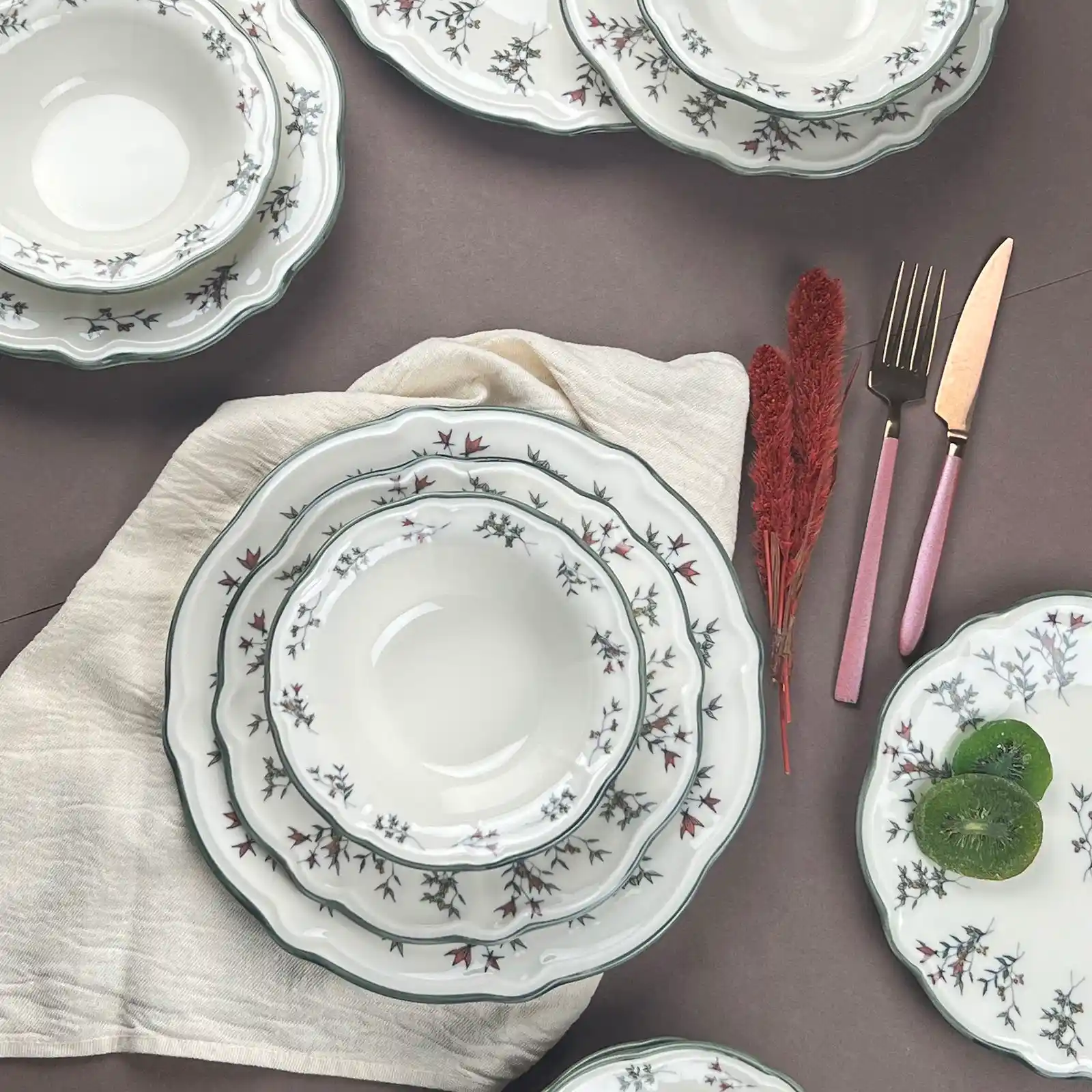 Renkli Yemek Takımlarıyla Modern ve Şık Sofra Dekorasyonu İpuçları