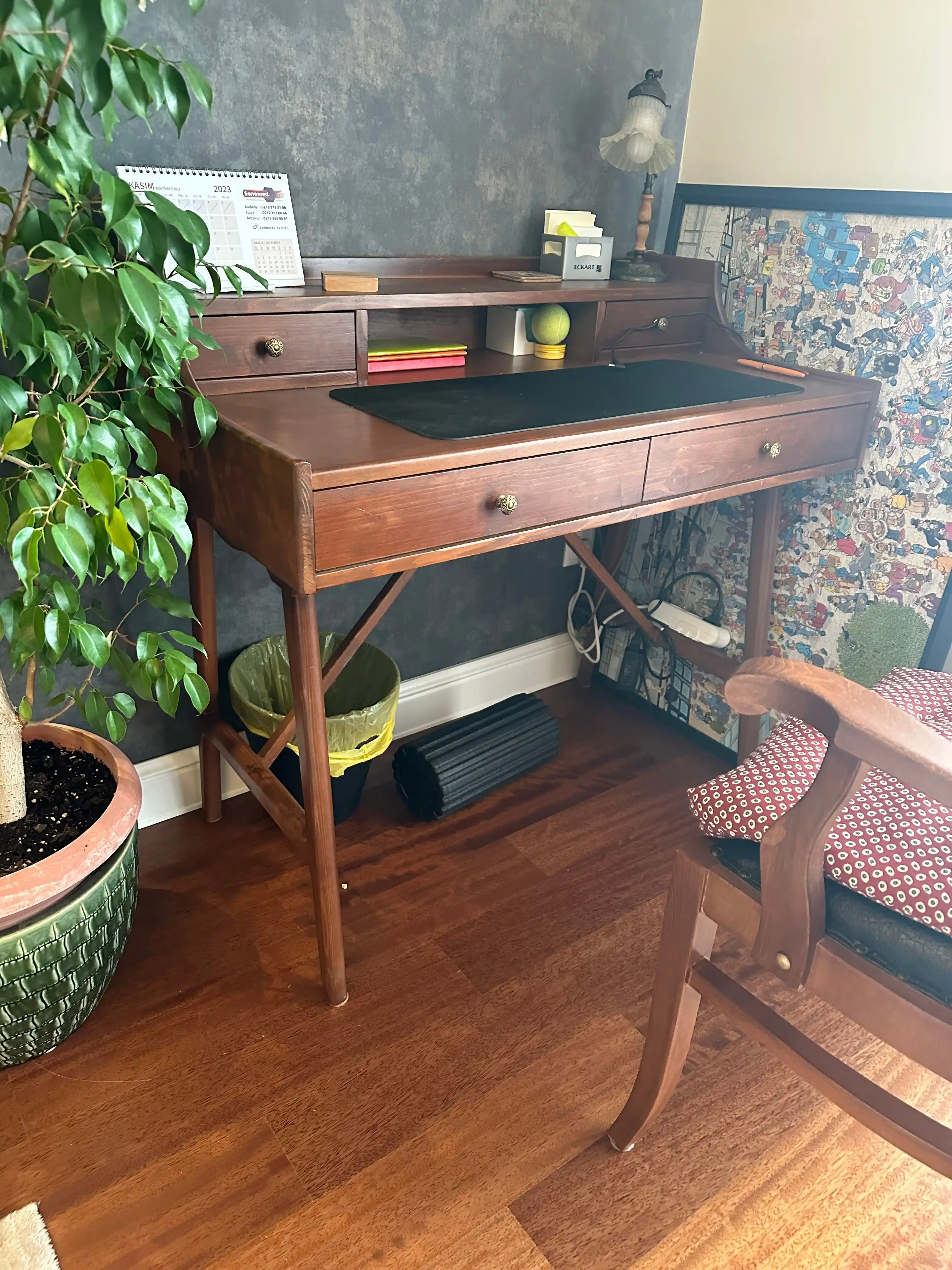 Retro Çalışma Masası ile Evinize ve Ofisinize Nostaljik Bir Dokunuş Katın
