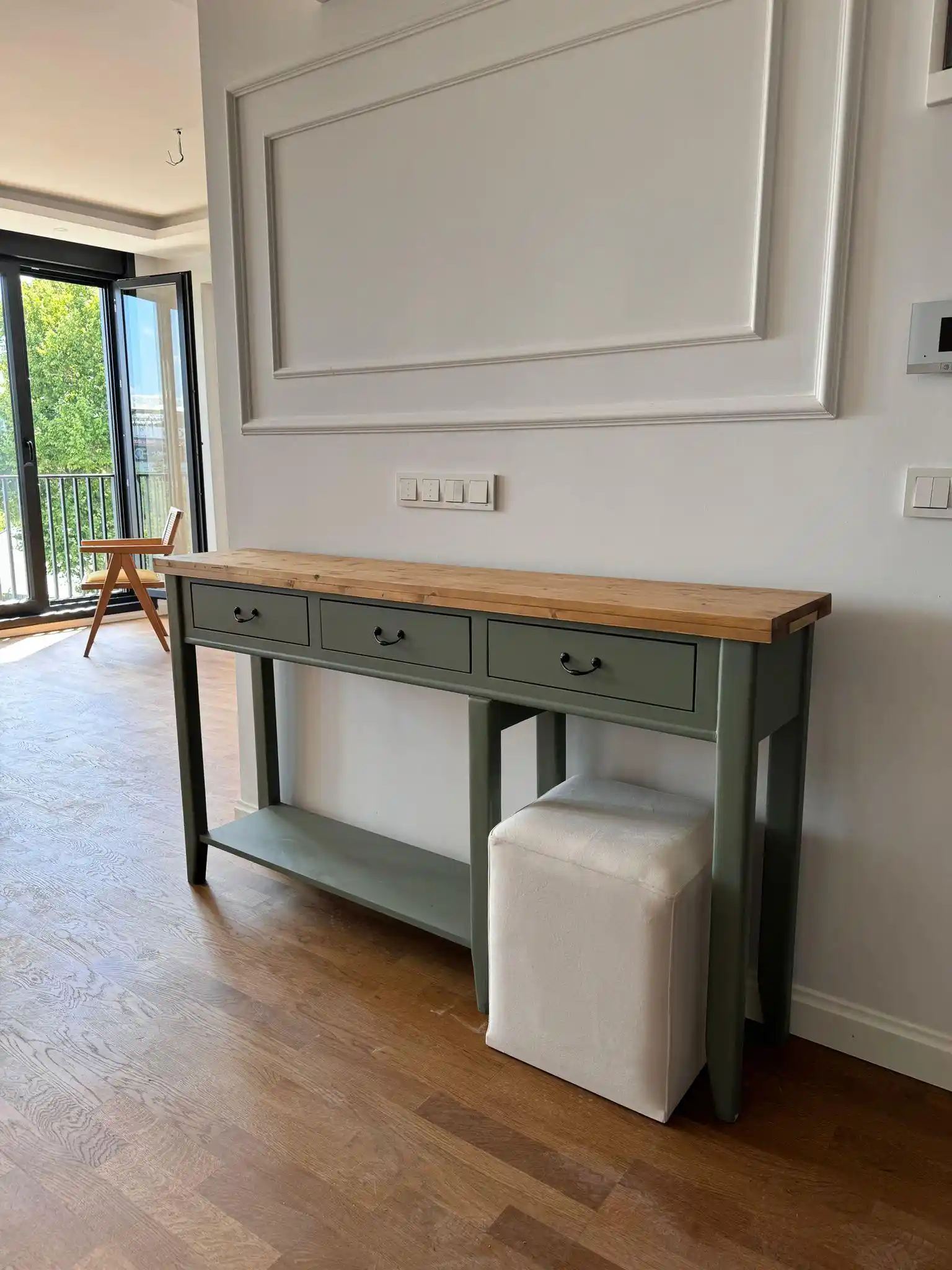 Retro Dresuar ile Evinize Zamansız Şıklık Katmanın Yolları ve Dekorasyon İpuçları