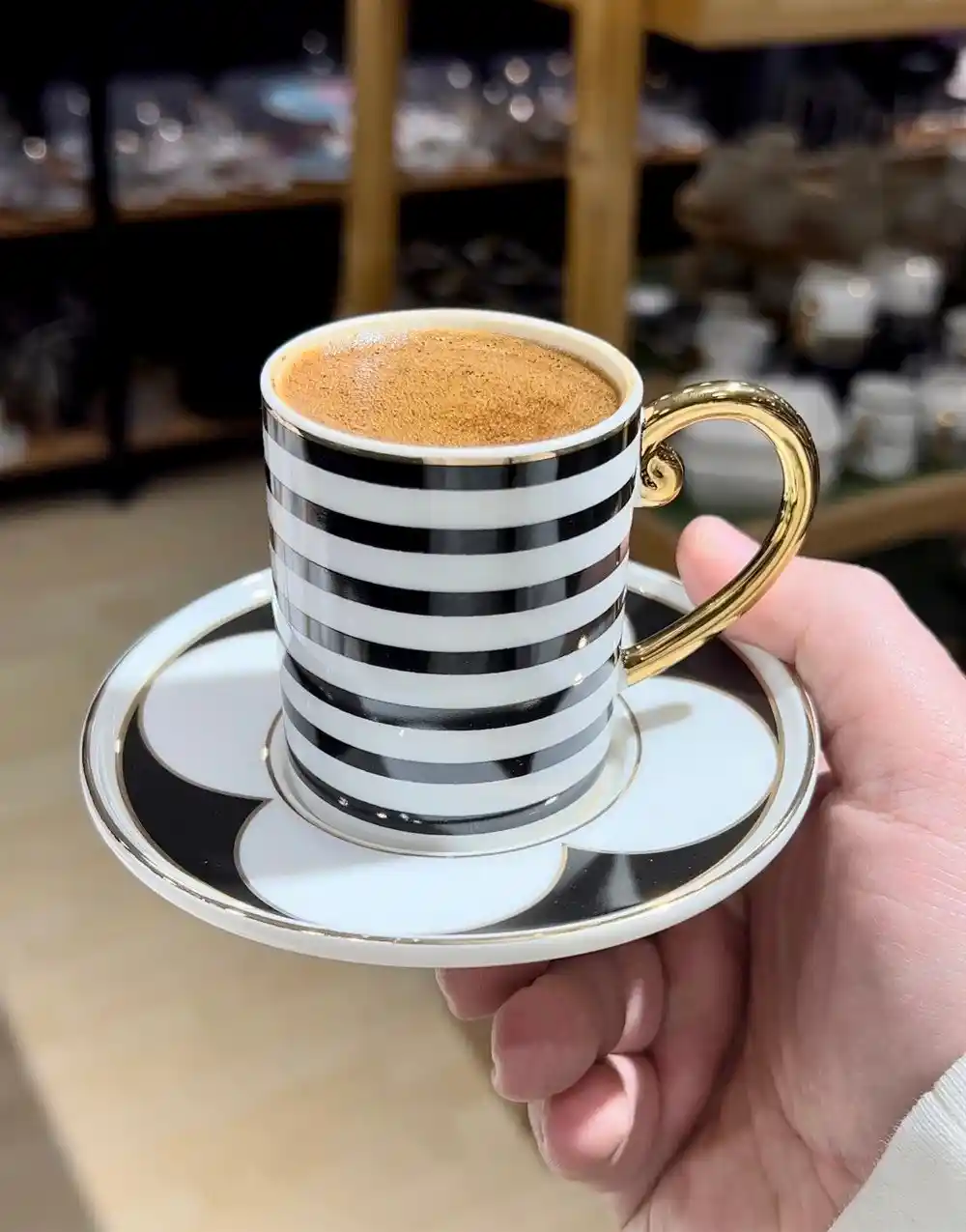 Royal Kahve Fincanlarıyla Dekorasyonda Zarafet ve Şıklık Yaratma Rehberi