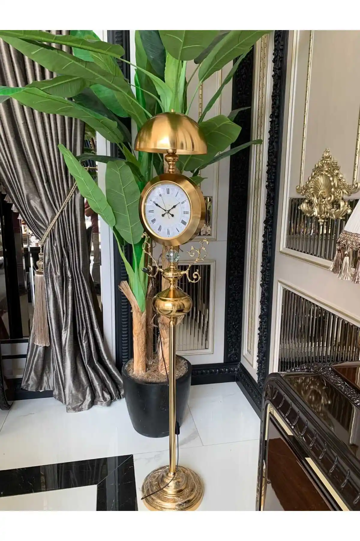 Saatli Lambader ile Dekorasyonda Şıklık ve İşlevselliğin Bir Arada Sunumu