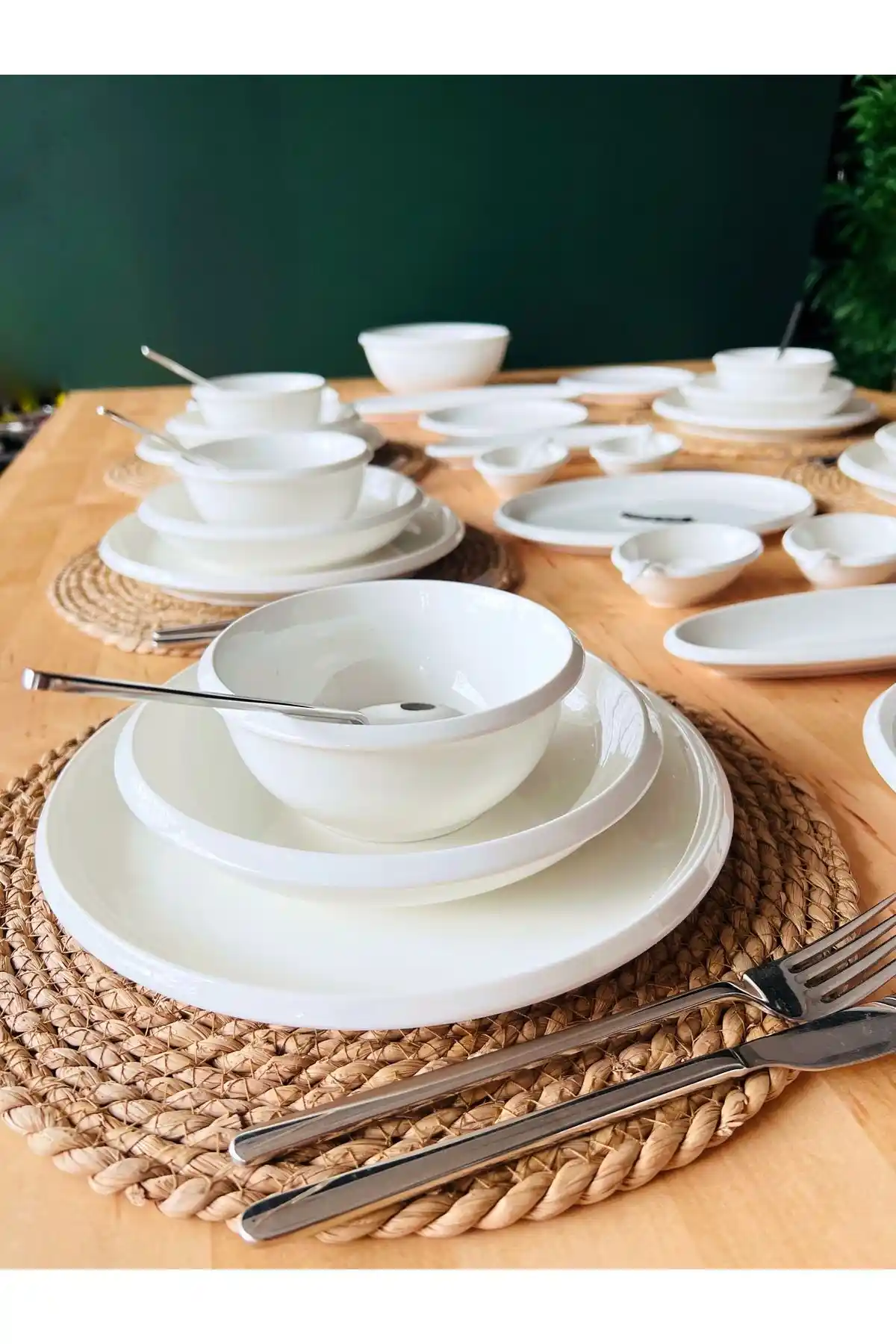 Sade Beyaz Yemek Takımıyla Modern ve Şık Dekorasyon İpuçları ve Dekorasyon Önerileri