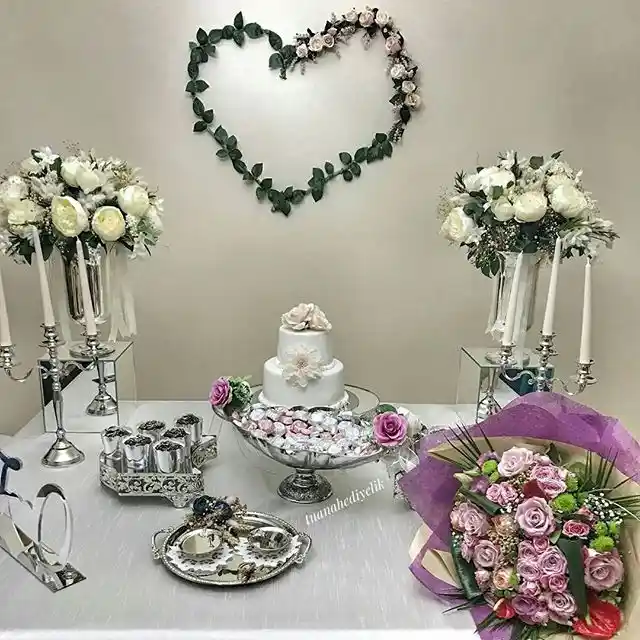 Sade Söz Masası ile Minimal ve Şık Dekorasyon Çözümleri 2023