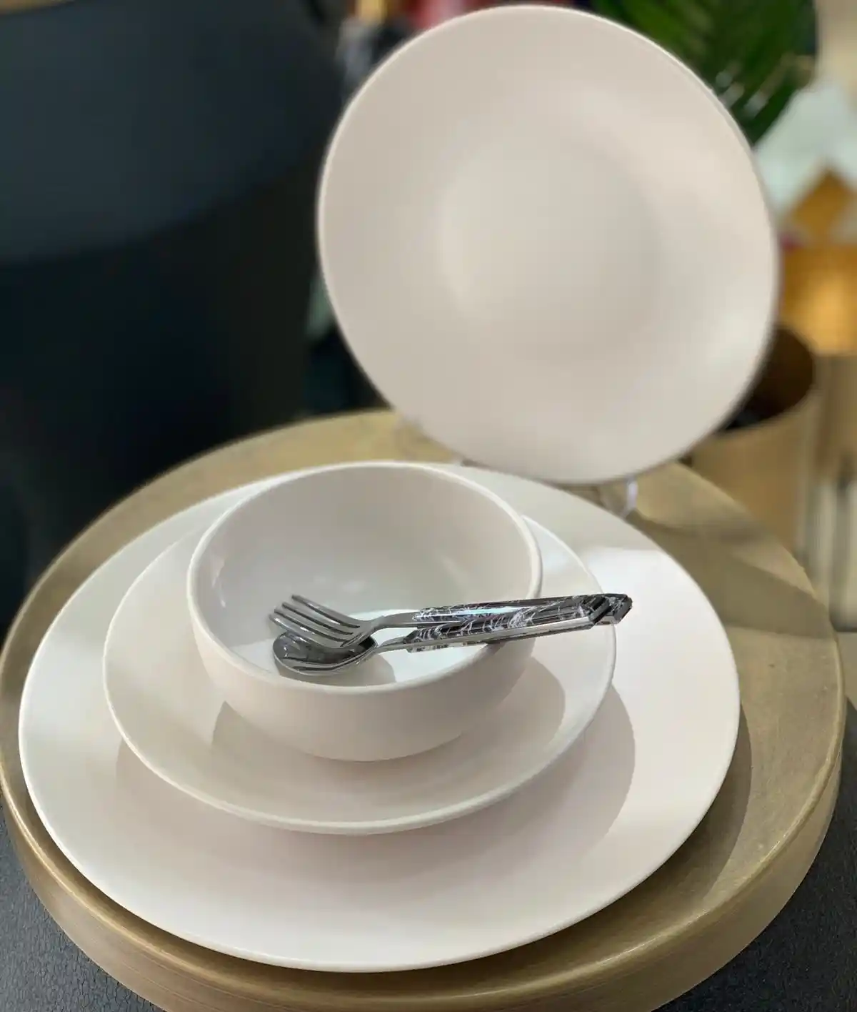 Sade Yemek Takımıyla Modern ve Şık Masa Dekorasyonu İpuçları