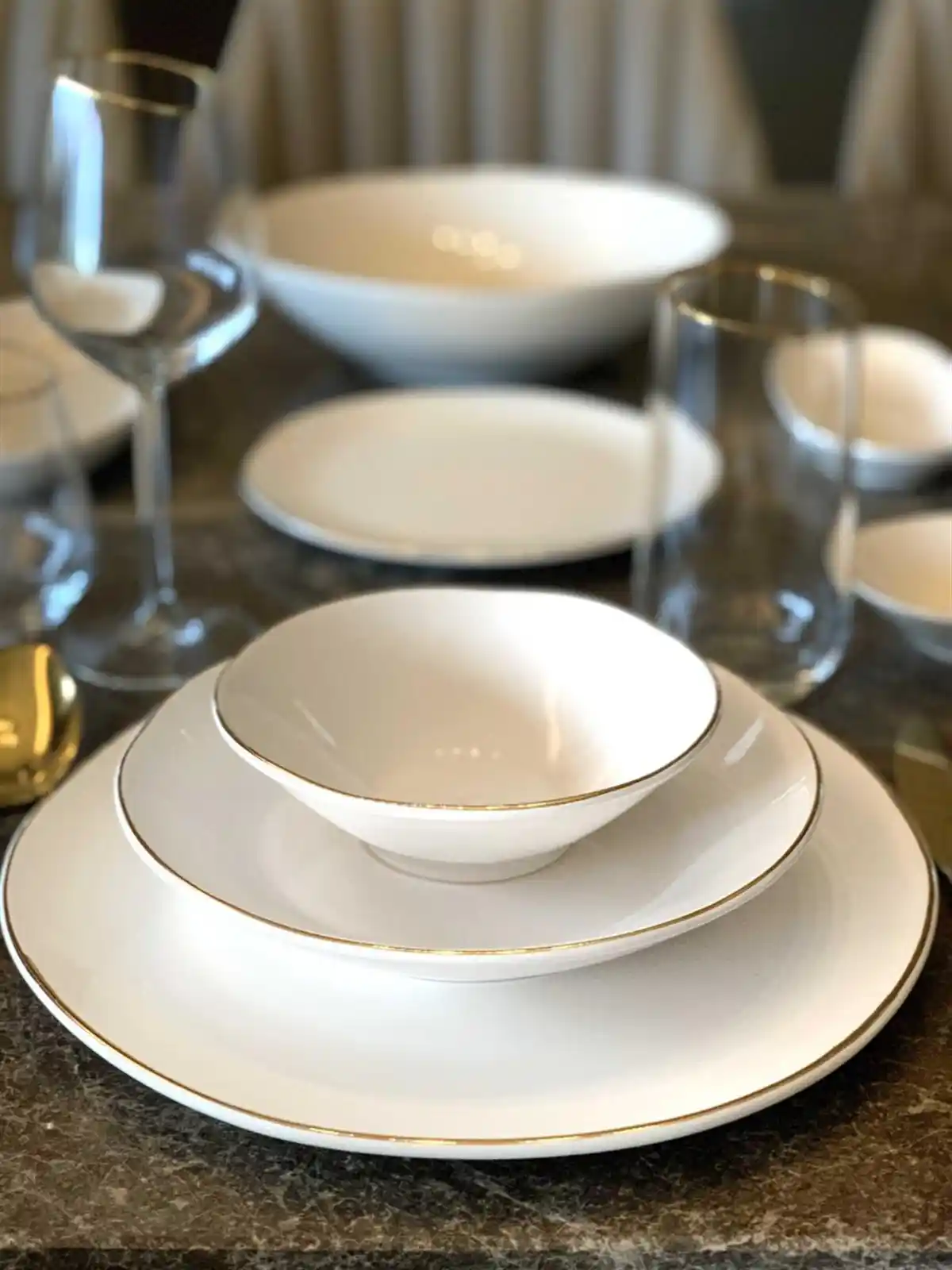 Sade Yemek Takımlarıyla Şıklık ve Fonksiyonelliği Bir Arada Yakalamak