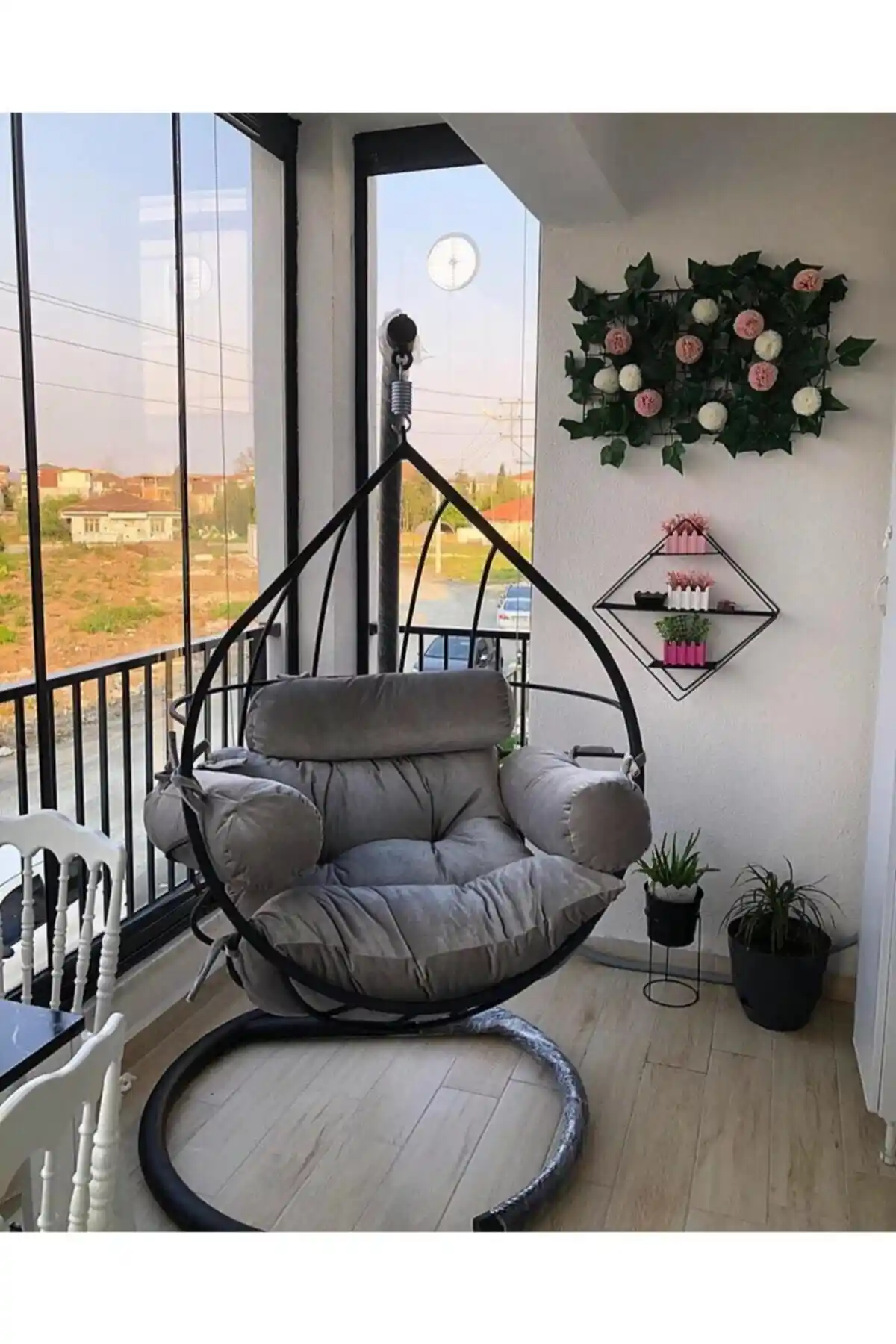 Salıncaklı balkon dekorasyonu fikirleri: estetik ve konforu bir arada yakalayın