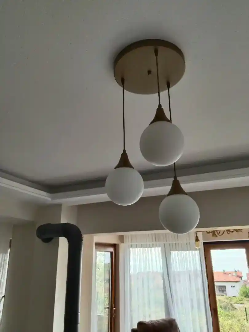 Sallanan Avize Dekorasyonunda Estetik ve Fonksiyonelliğin Önemi