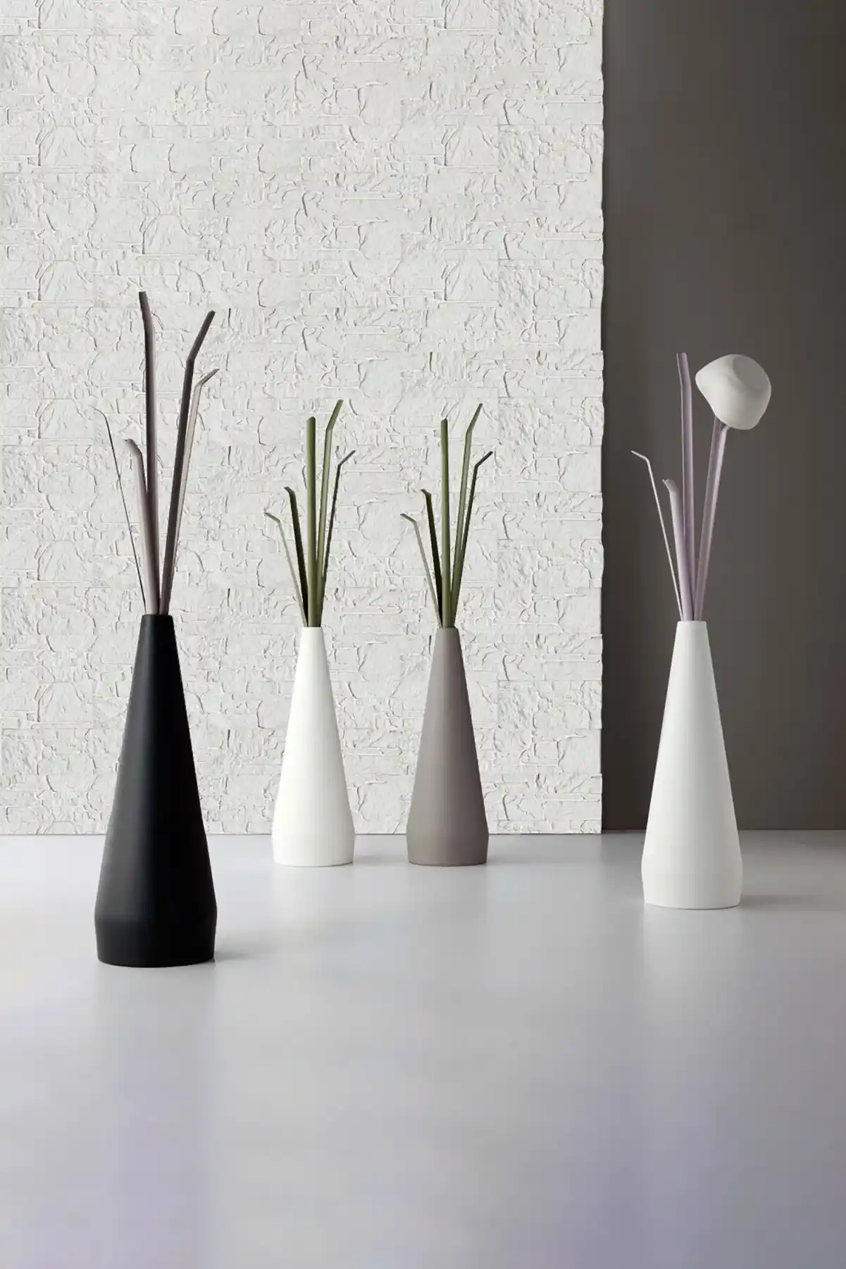 Salon Dekorasyonunda Büyük Vazoların Rolü ve Kullanım İpuçları