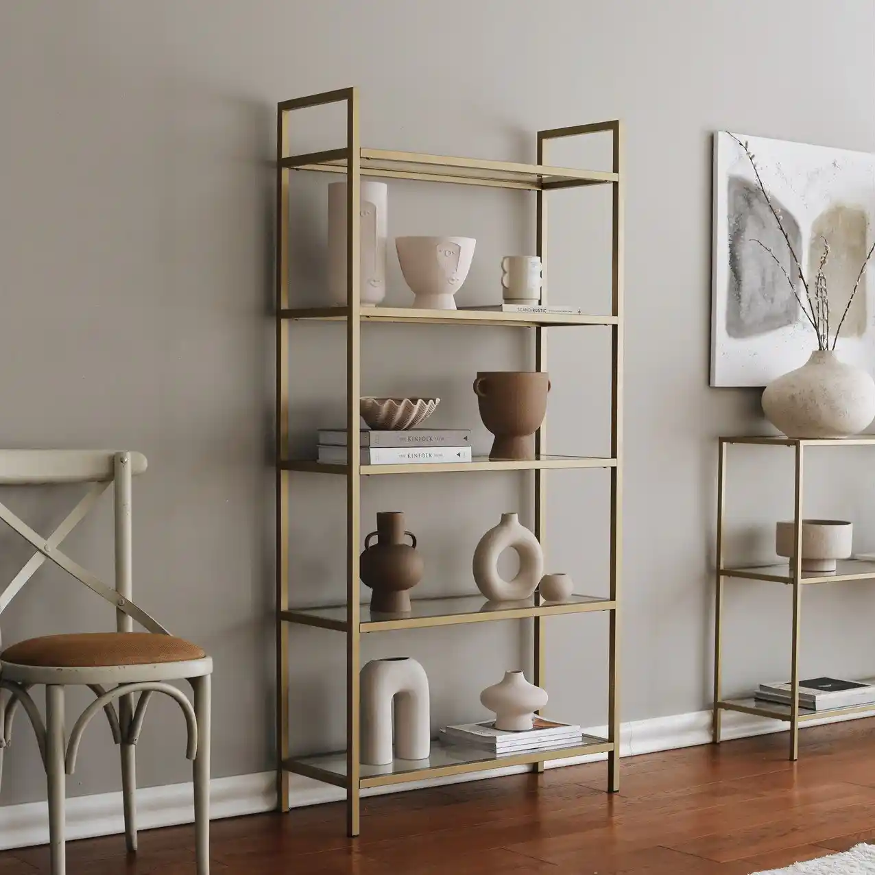 Salon Dekorasyonunda Kitaplık ve Vitrin Seçimiyle Modern ve Şık Mekânlar Yaratın