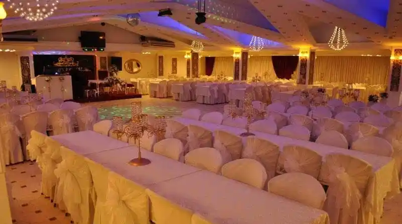 Salon Dekorasyonunda Kristal Detayların Kullanımı ve Dekorasyona Katkıları