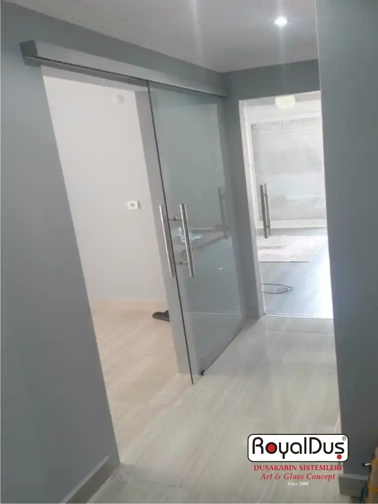 Salon Dekorasyonunda Modern ve Şık Cam Kapı Modelleri ile Alanı Genişletin