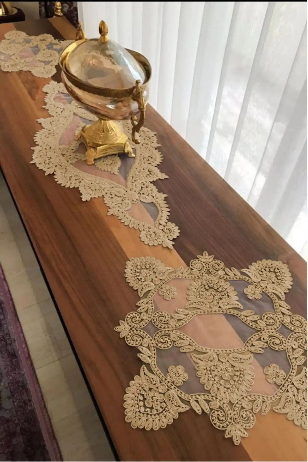 Salon Dekorasyonunu Tamamlayan Şık ve Fonksiyonel Masa Örtüsü Seçenekleri