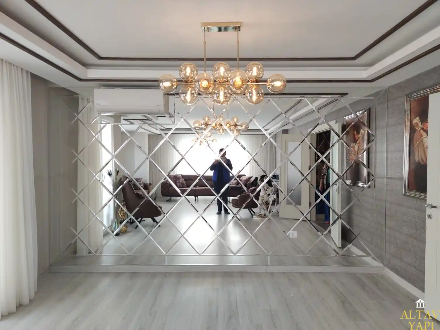 Salonda Ayna Dekorasyonu: Mekâna Derinlik ve Şıklık Katmanın En İyi Yolları