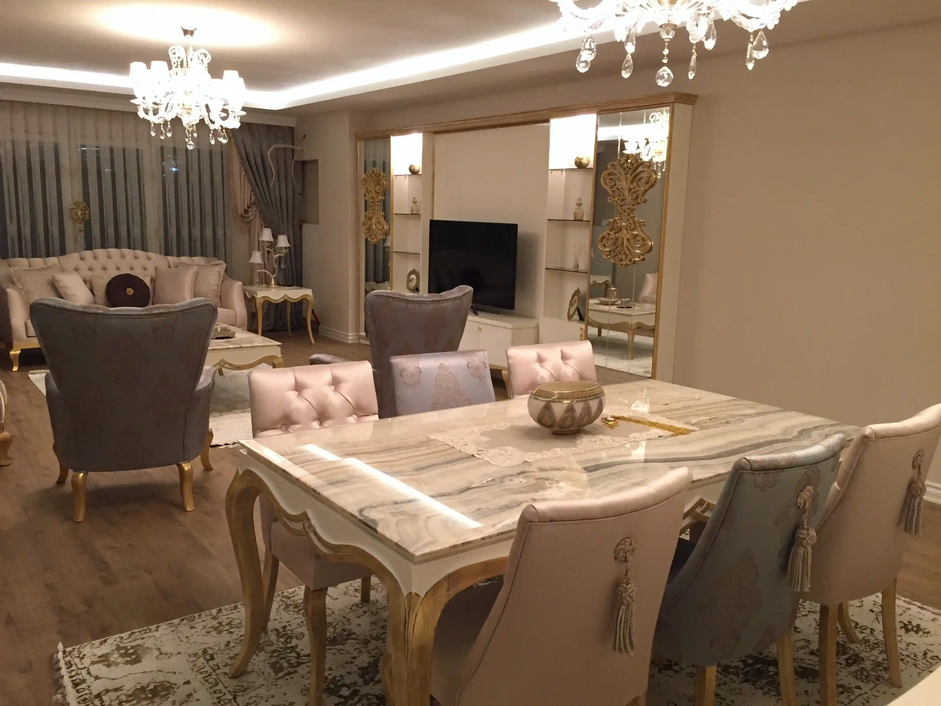 Salonlar İçin Modern ve Şık Yemek Masası Dekorasyon İpuçları ve Trendler