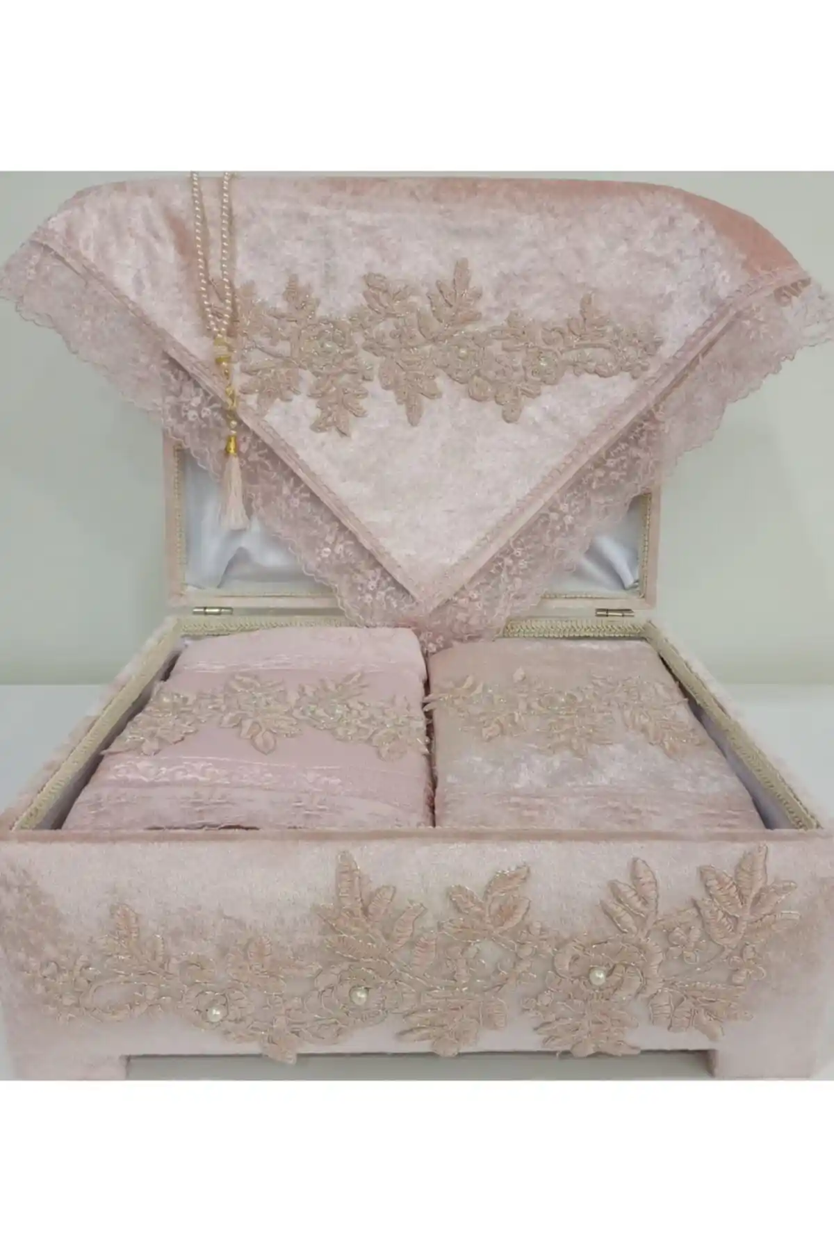 Sanıklı Seccade Takımıyla Ev Dekorasyonunda Zarafet ve İşlevselliğin Buluşması