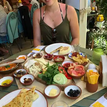 Sarı Demlik Dekorasyonda Sıcaklık ve Kültürel Anlamıyla Öne Çıkan Unsur