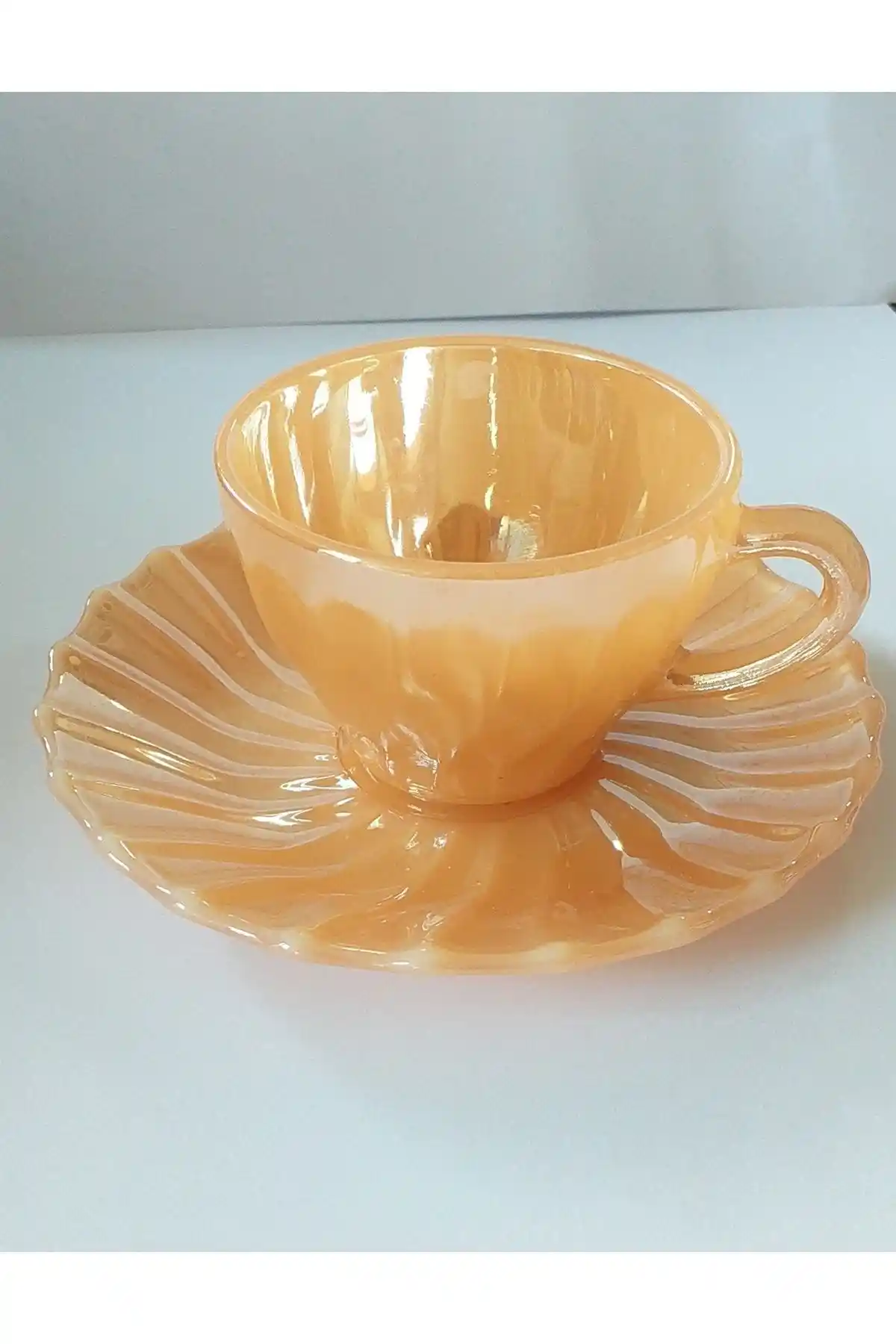 Sarı Fincan Takımı ile Dekorasyonda Sıcak ve Canlı Bir Atmosfer Yaratmanın Yolları