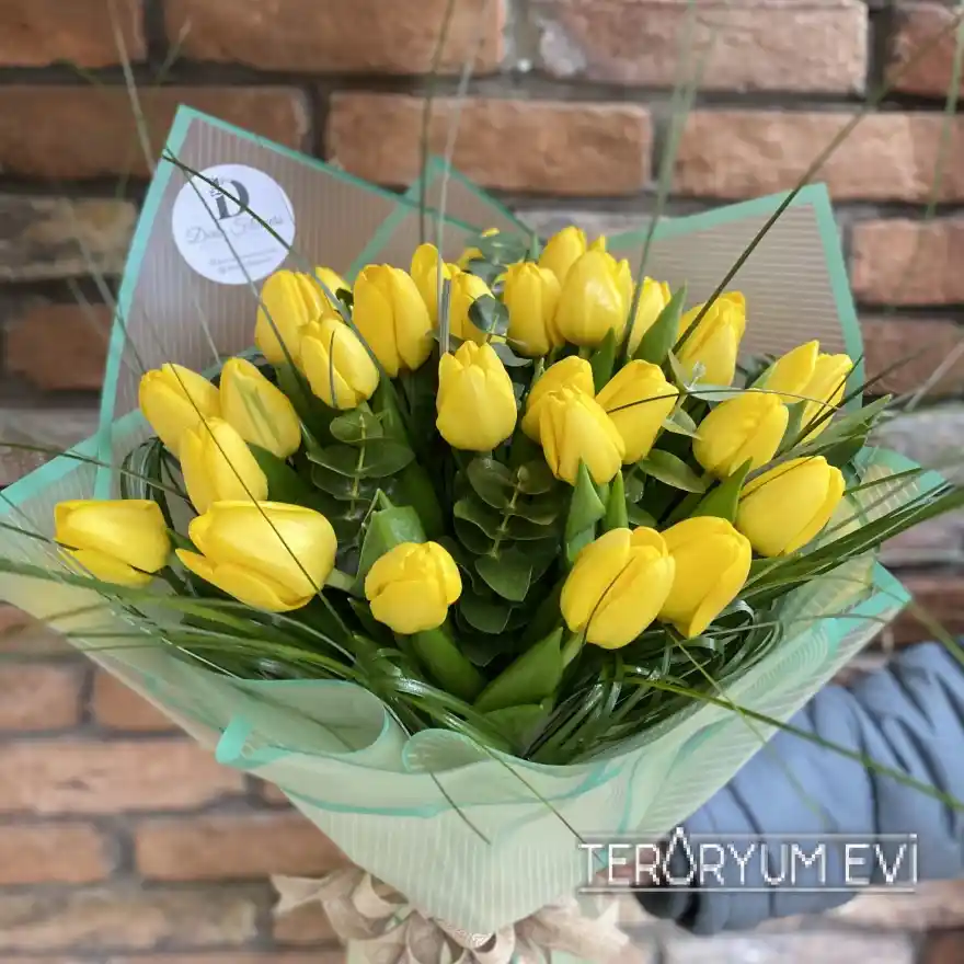 Sarı Lale Buketleri ile Ev ve Ofis Dekorasyonunda Canlandırıcı ve Pozitif Atmosfer Yaratma