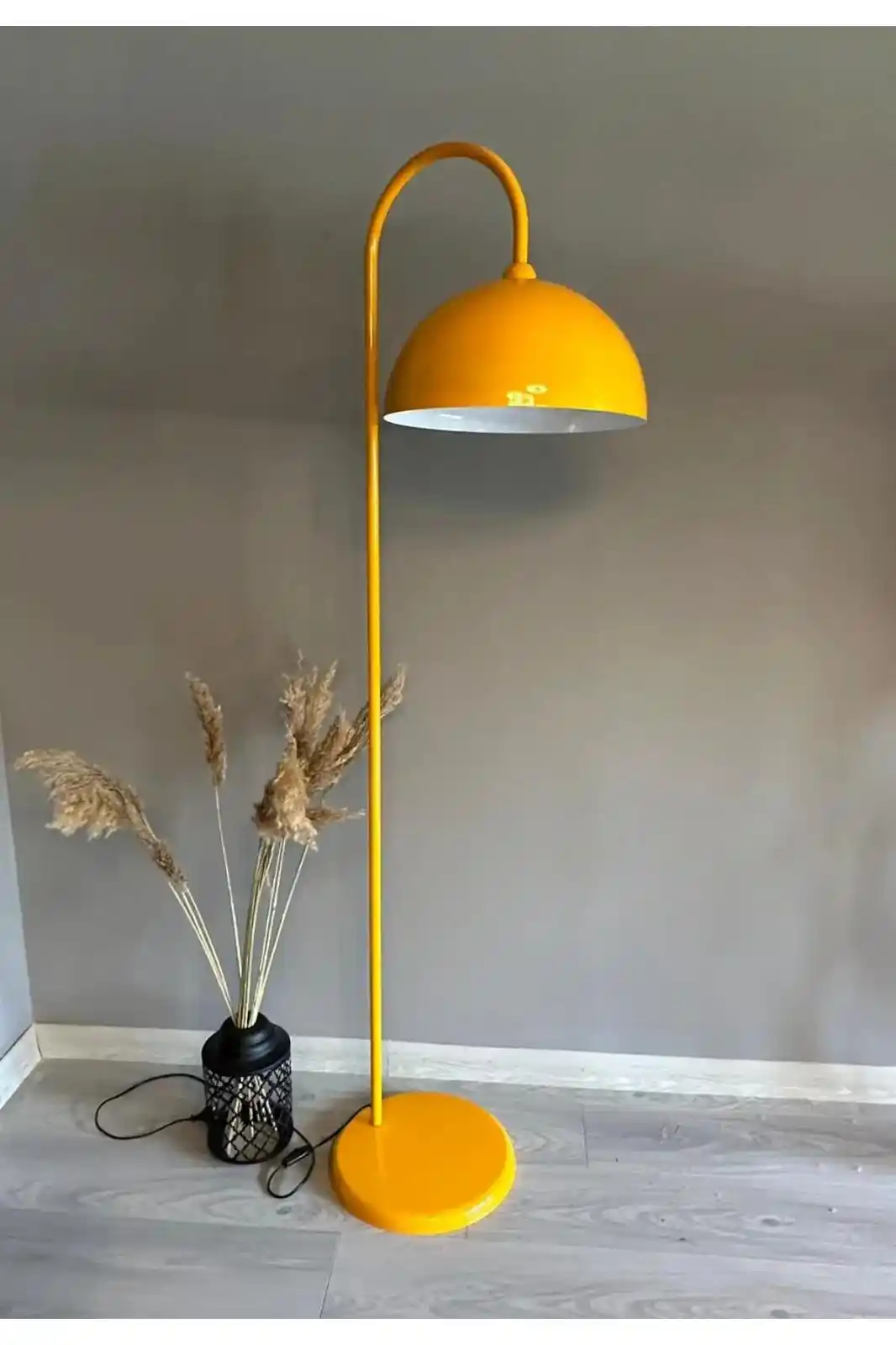 Sarı Lambader ile Modern ve Sıcak Dekorasyon Fikirleri ve Kullanım İpuçları