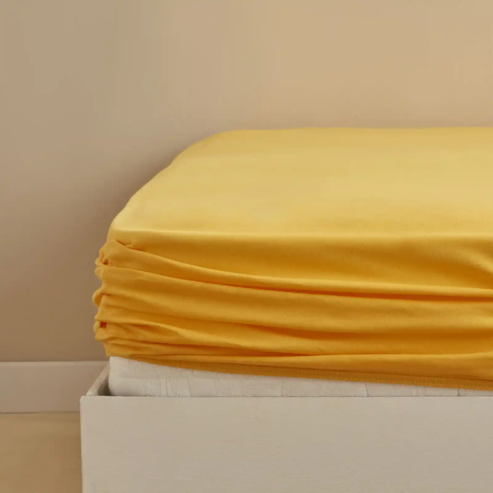 Sarı Lastikli Çarşaf ile Dekorasyonda Canlılık ve Pratiklik Sağlayan Yenilikçi Seçenekler