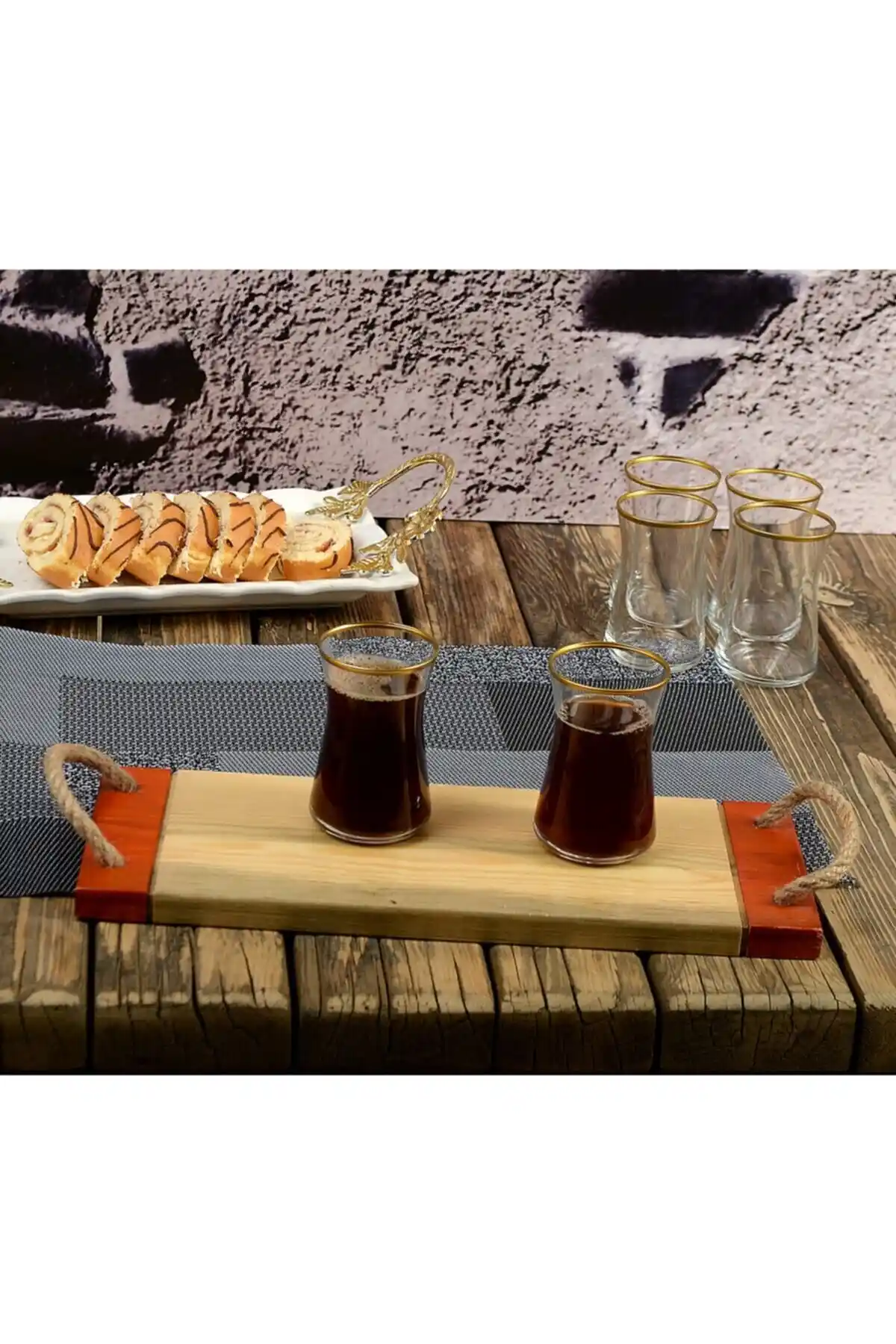 Sarı Yaldızlı Çay Bardağı ile Dekorasyonda Zarafet ve Şıklık Sağlayan Detaylar