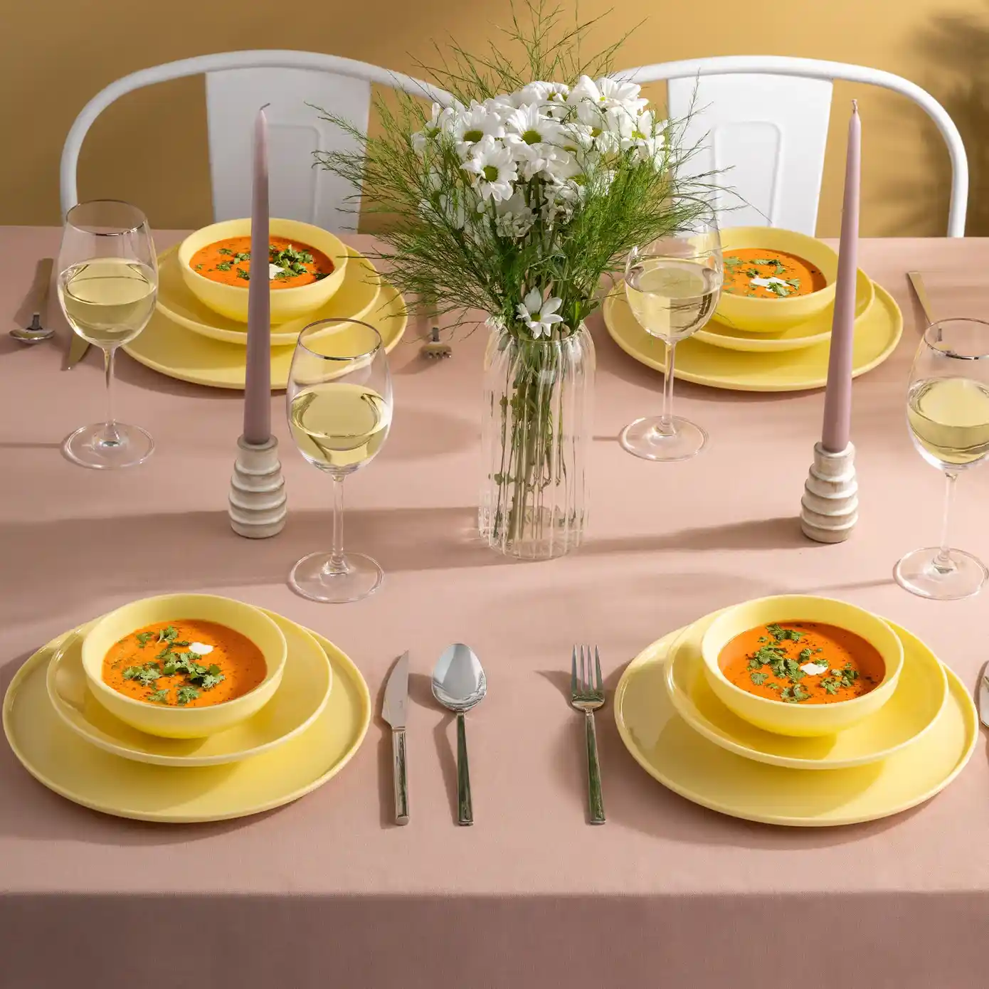 Sarı Yemek Takımı ile Sofralarınıza Canlılık Katmanın Yolları ve Dekorasyon İpuçları