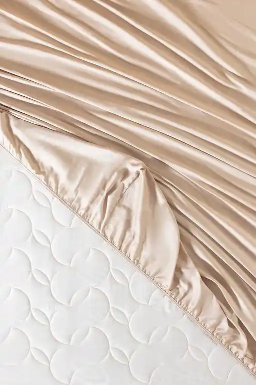 Saten Çarşaf ile Dekorasyonda Şıklık ve Konforun Harmanı Nasıl Yaratılır