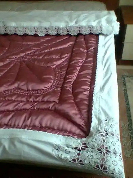 Saten Yorgan ile Yatak Odasında Şıklık ve Konforun Zarif Buluşması