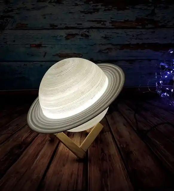 Satürn Gece Lambası ile Uzay Temalı Dekorasyonunuzu Yenileyin