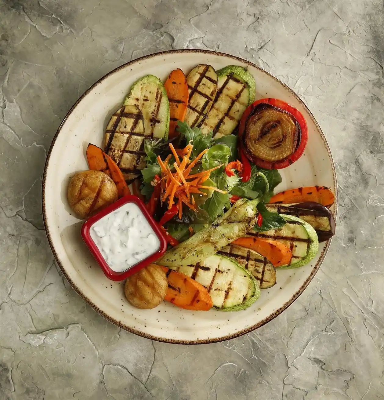 Sebze Tabağı Dekorasyonu: Sağlıklı ve Estetik Sunum İçin Temel İlkeler ve Teknikler