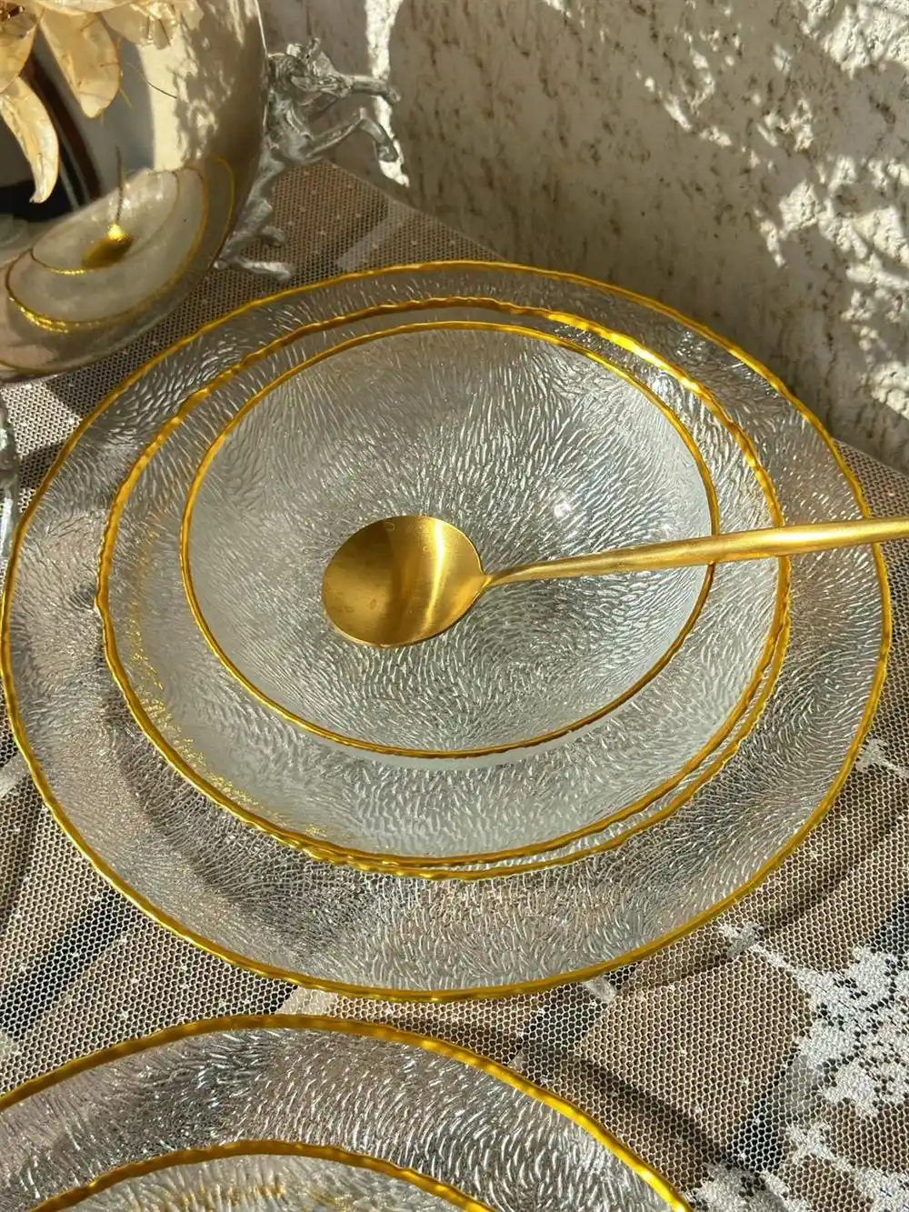 Şeffaf Cam Yemek Takımlarıyla Modern ve Şık Sofralar Yaratmanın İpuçları