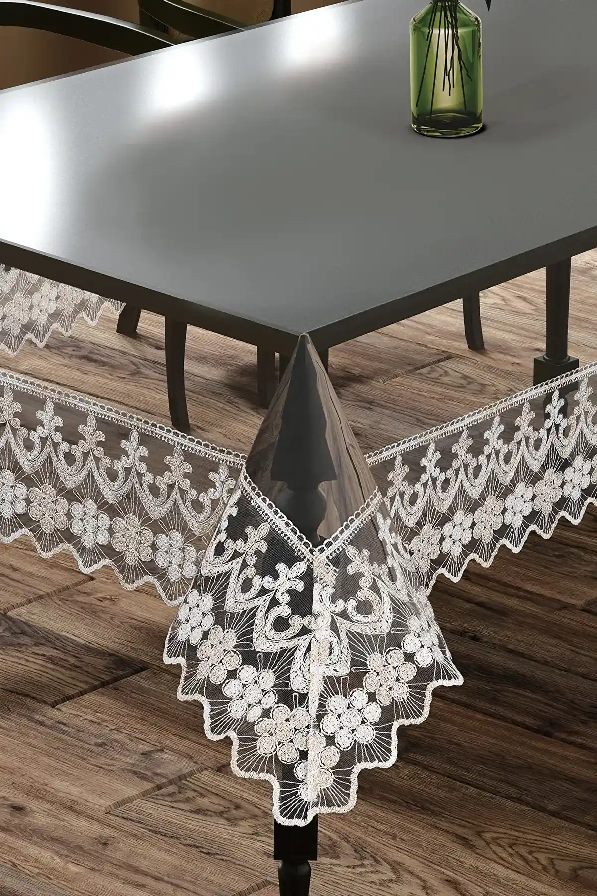 Şeffaf Dantelli Masa Örtüsü ile Dekorasyonda Zarafetin Yeni Yüzü
