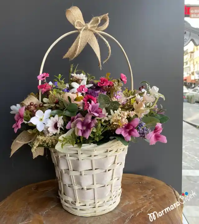 Sepette Yapay Çiçeklerle Dekorasyonda Zarafet ve Pratiklik Sağlama Rehberi