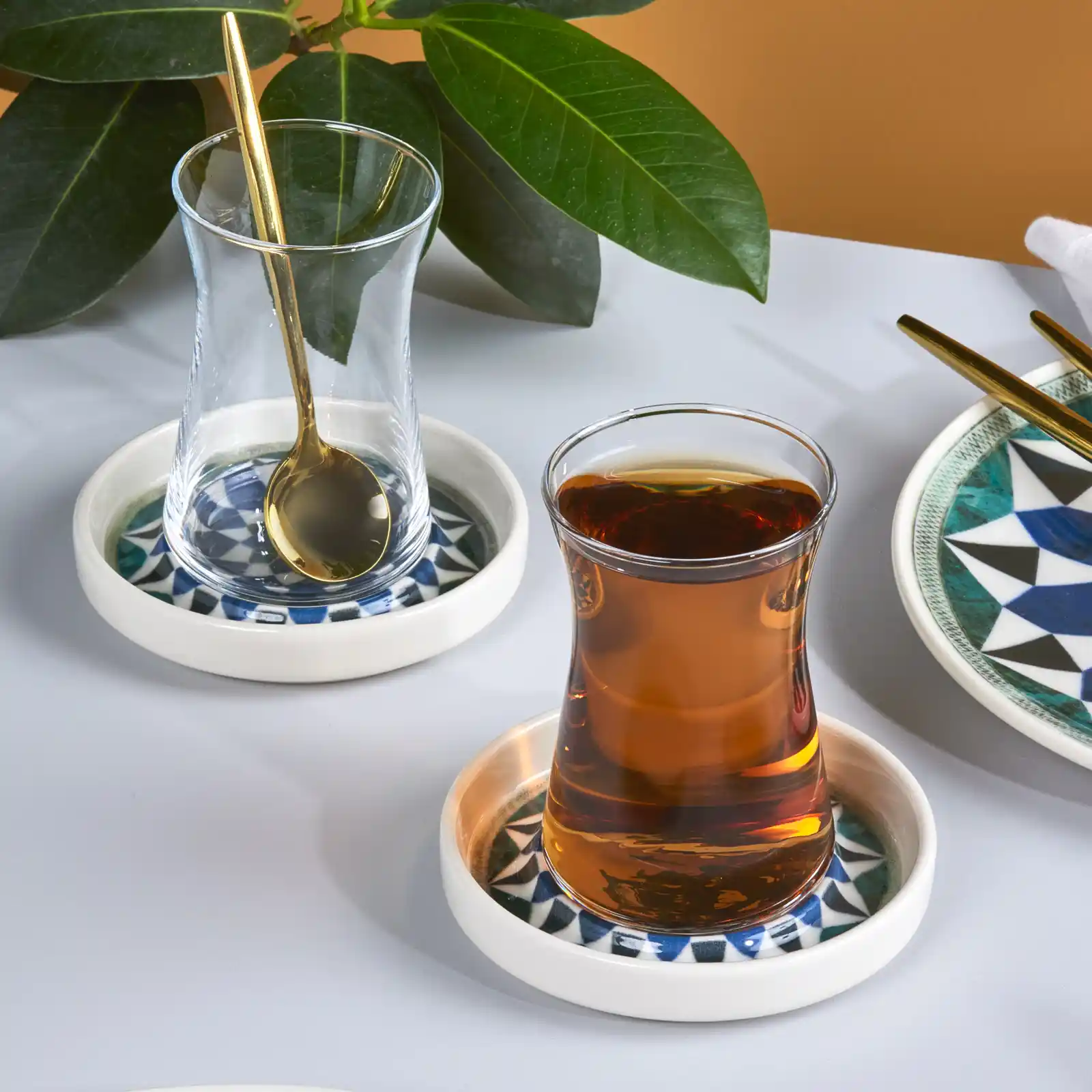 Seramik Çay Setleri ile Dekorasyonda Zarafet ve İşlevsellik: Modern ve Geleneksel Modeller