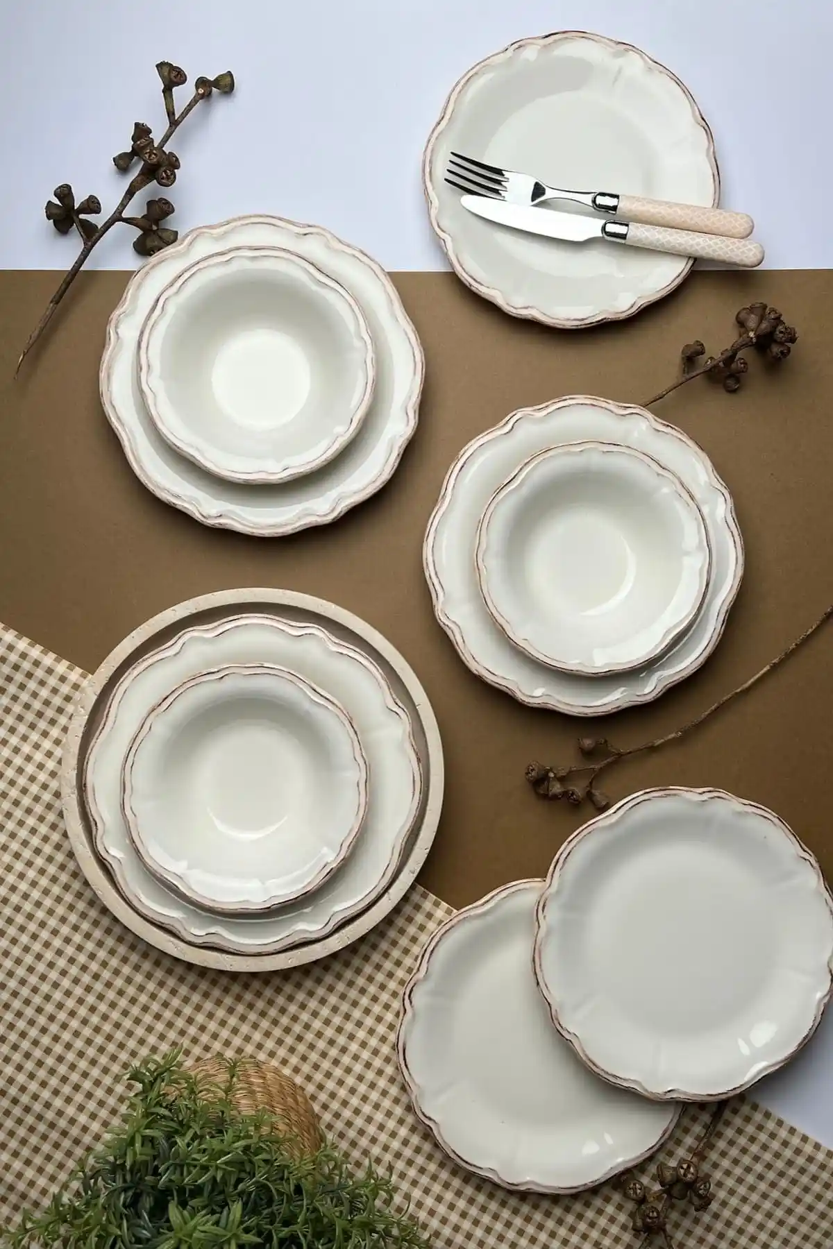 Seramik ve Stoneware Tabaklarla Dekorasyonda Sıcaklık ve Nostaljiyi Yansıtma