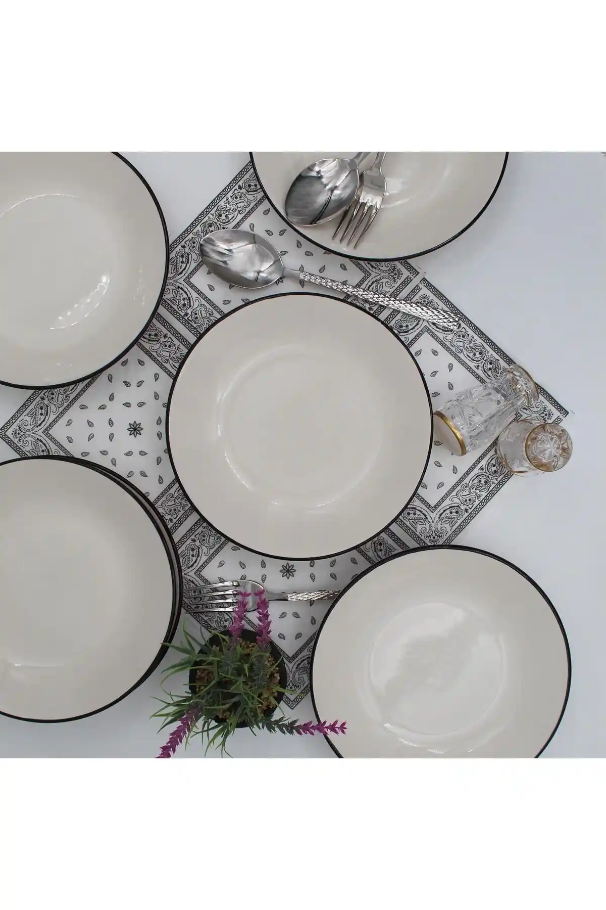 Seramik Yemek Tabağı Seçimi ve Dekorasyonda Kullanım Rehberi