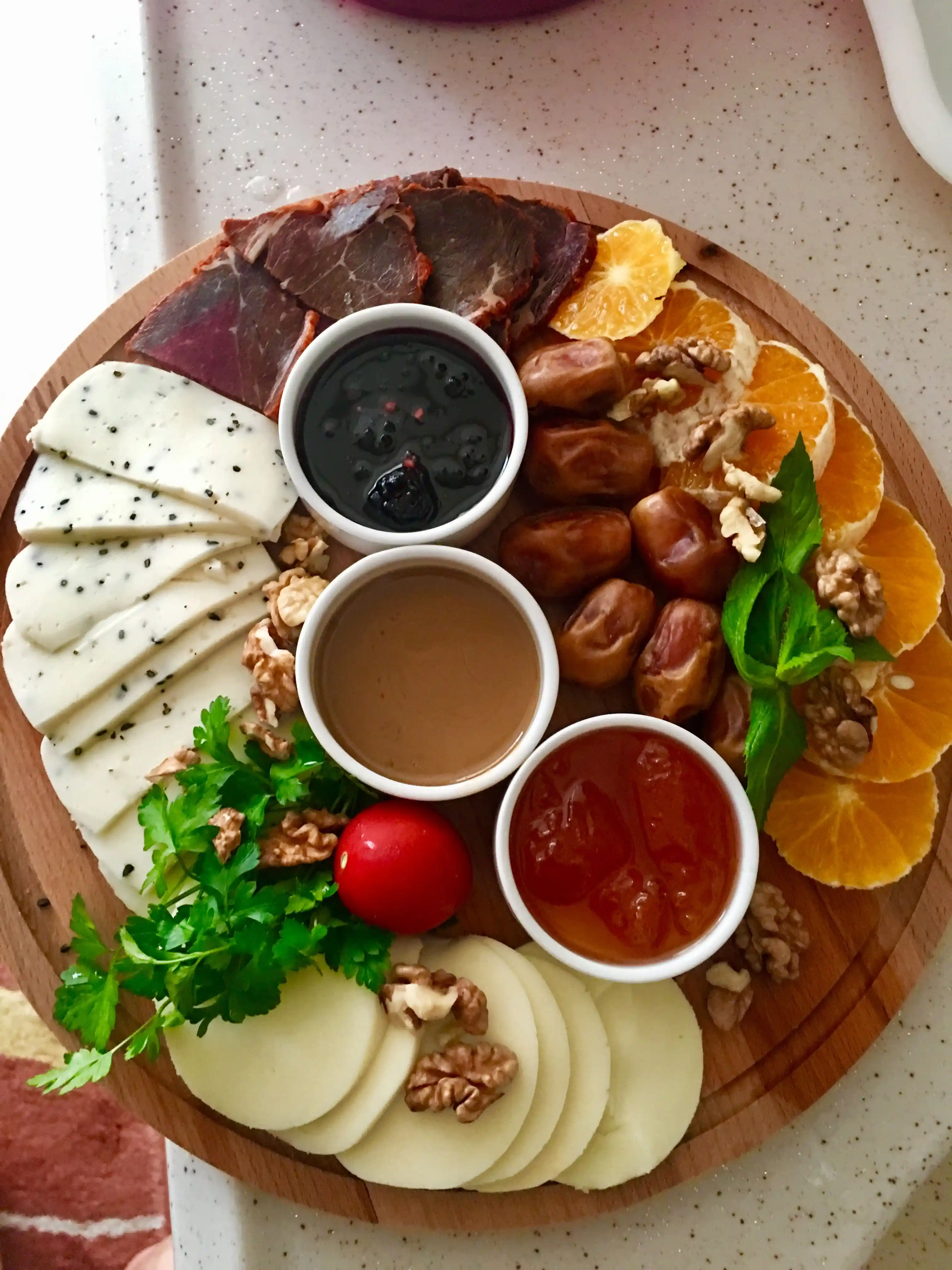 Serpme Kahvaltı Sunum Tabaklarıyla Dekorasyonda Estetik ve Fonksiyonellik