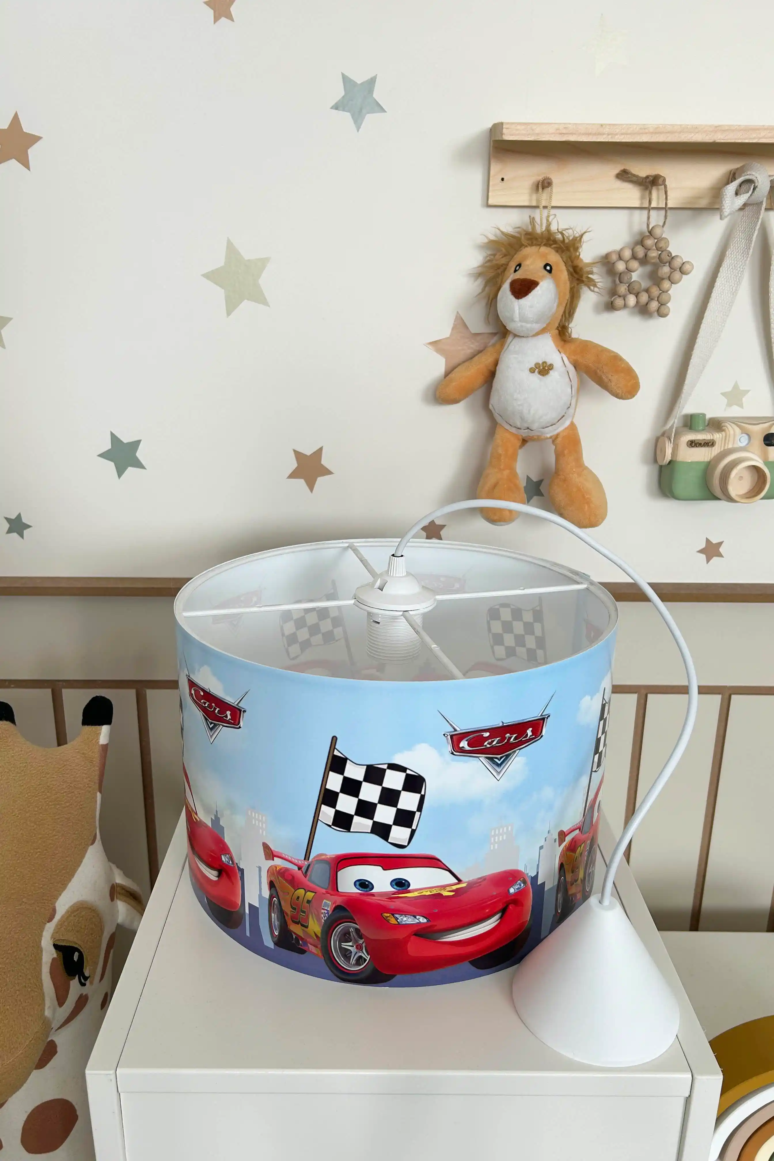 Şimşek McQueen Temalı Avizeler ile Çocuk Odalarına Eğlenceli ve Enerjik Dokunuşlar