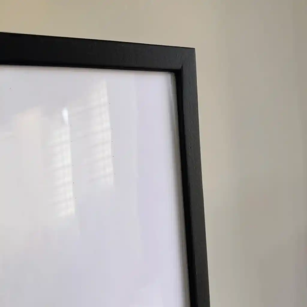 Siyah Ahşap Çerçeve ile Dekorasyonda Zarif ve Modern Dokunuşlar