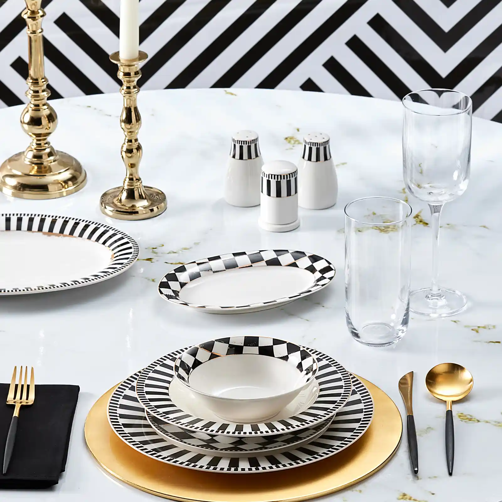 Siyah Beyaz Yemek Takımlarıyla Dekorasyonda Zarafet ve Şıklık Yaratma Rehberi