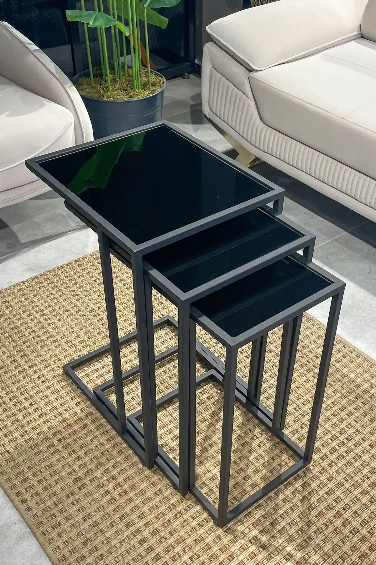 Siyah C Sehpa ile Modern ve Şık Dekorasyon Çözümleri Nasıl Yapılır