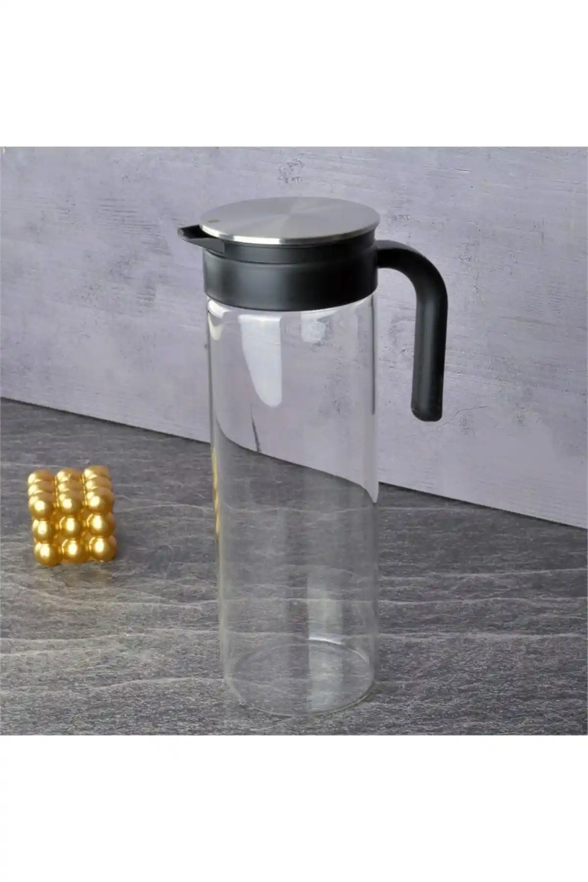 Siyah Cam Sürahi ile Modern Dekorasyon ve Fonksiyonellik Bir Arada