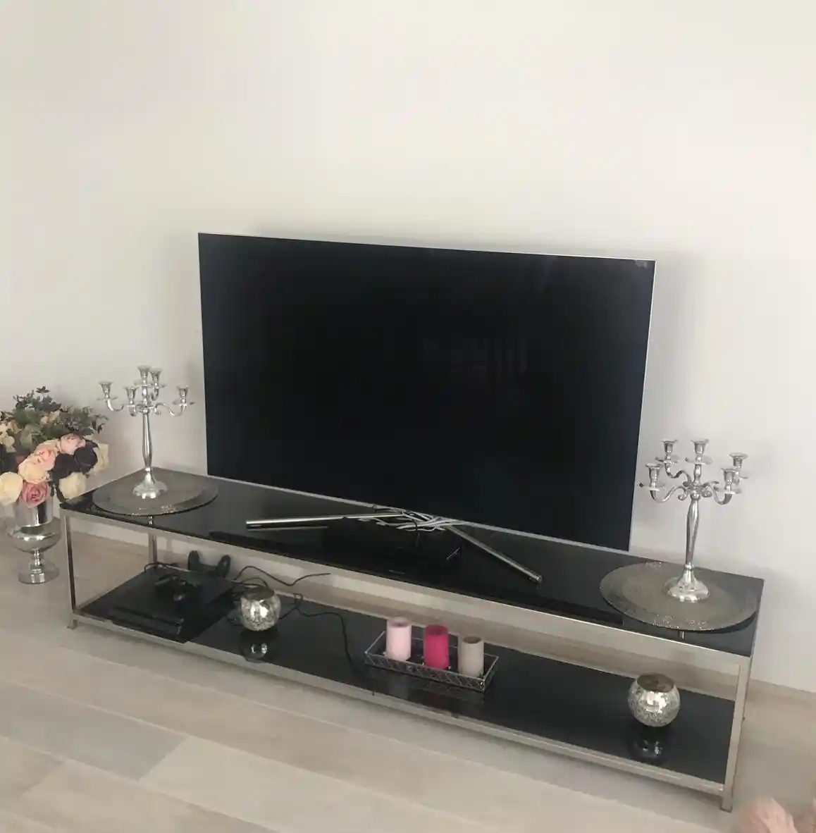 Siyah Cam TV Sehpası ile Modern ve Şık Dekorasyon Çözümleri