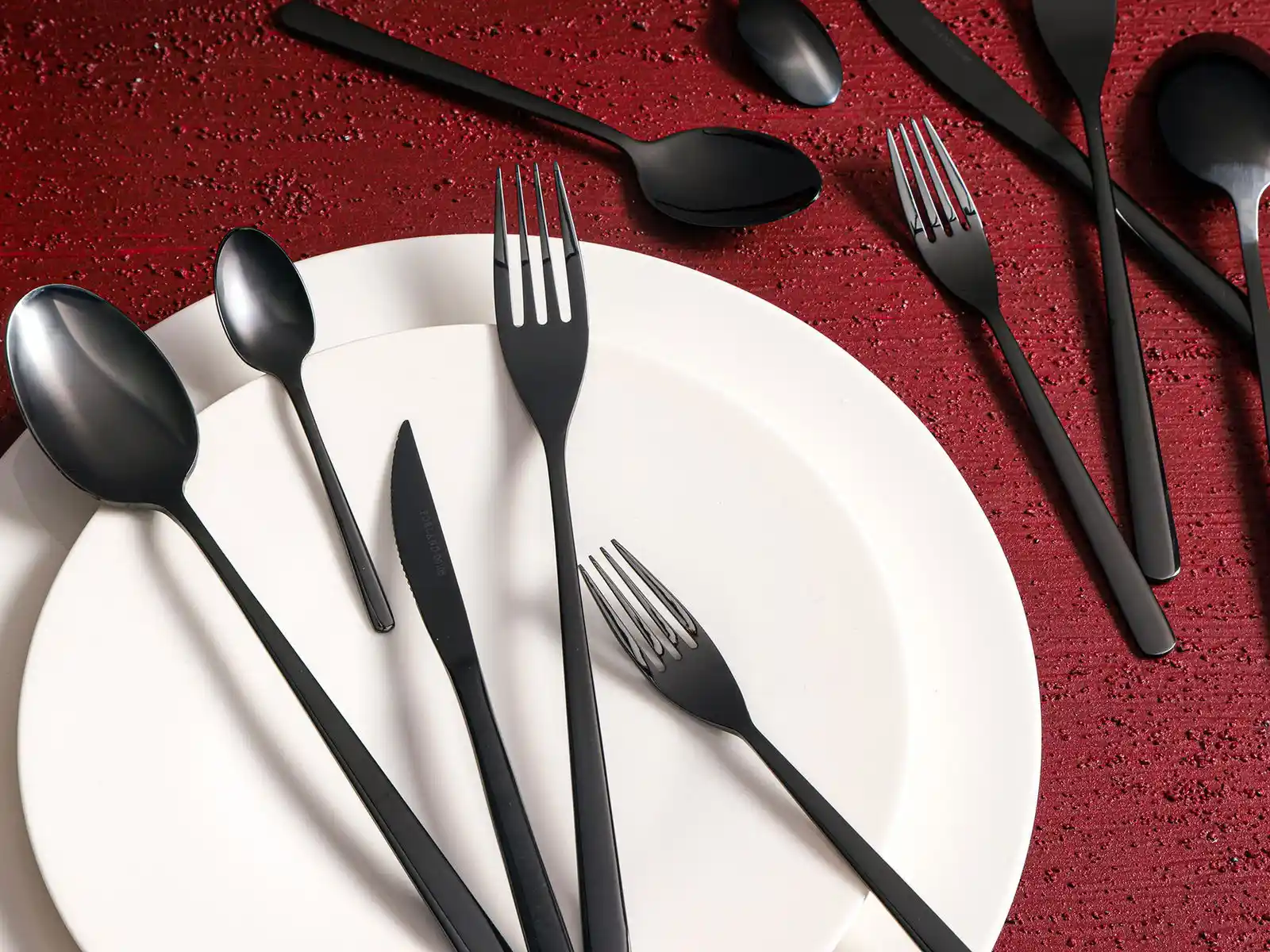 Siyah Çatal Kaşık Takımlarıyla Modern ve Şık Dekorasyon Çözümleri