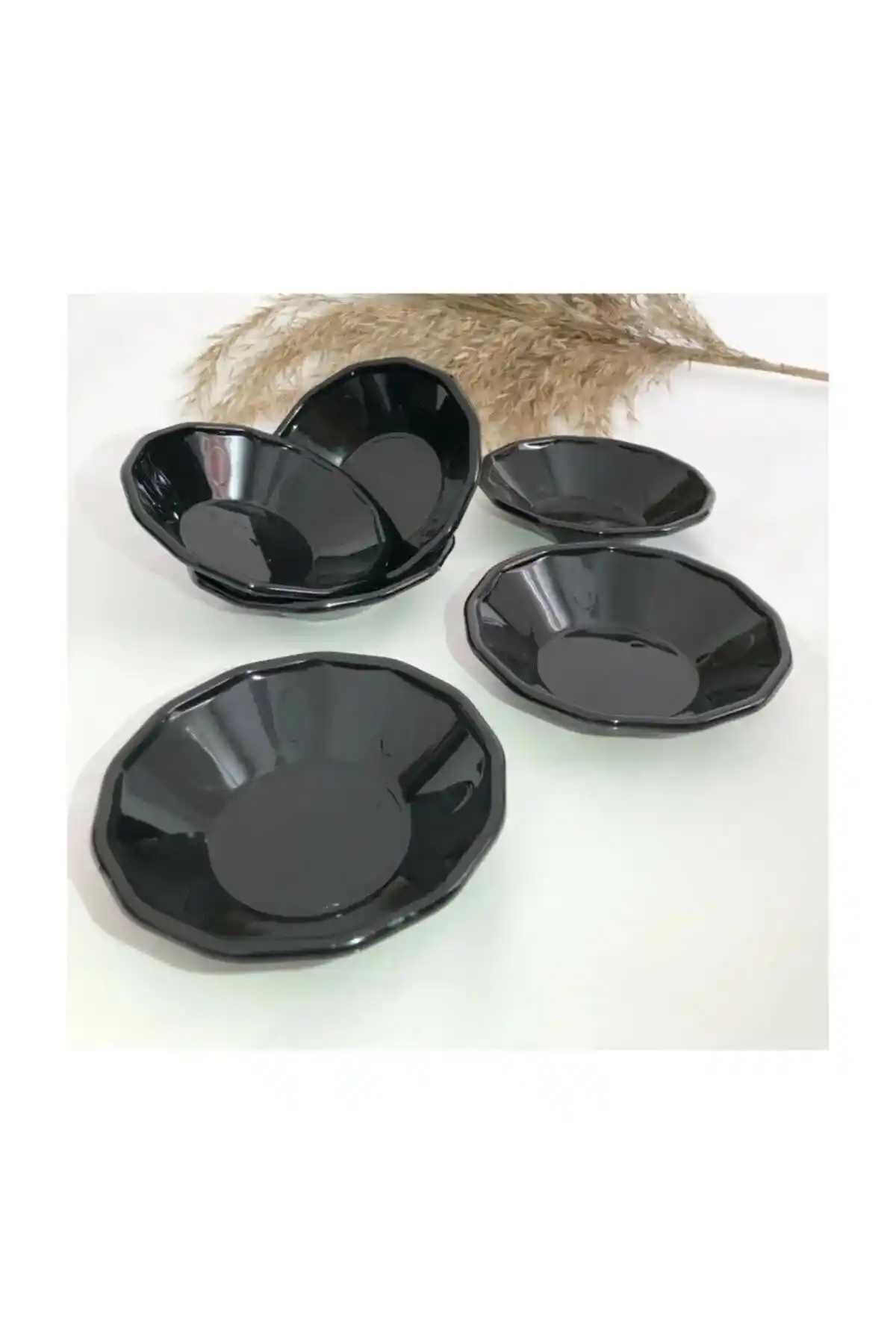 Siyah Çay Tabağı ile Dekorasyonunuza Şıklık ve Fonksiyonellik Katın