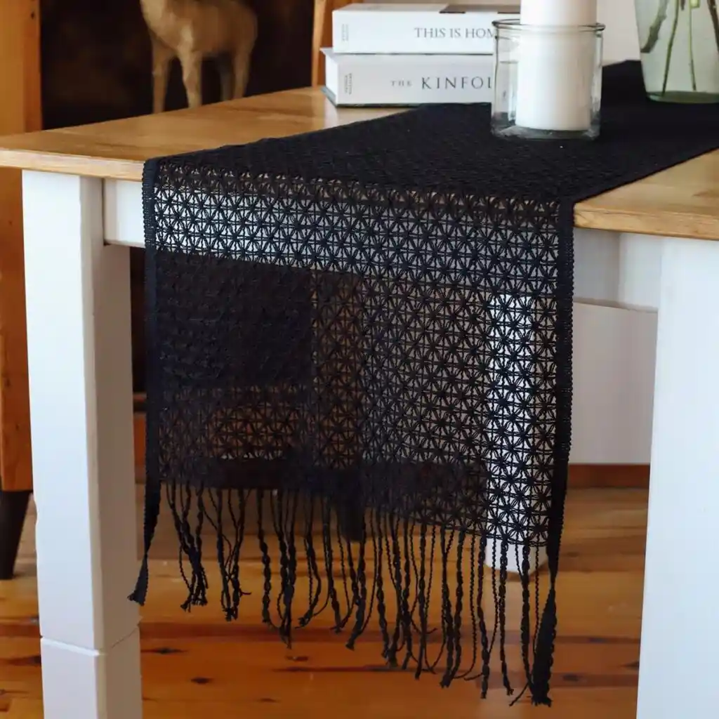 Siyah Dantel Masa Örtüsü ile Dekorasyonda Zarafet ve Şıklık Yaratma Rehberi