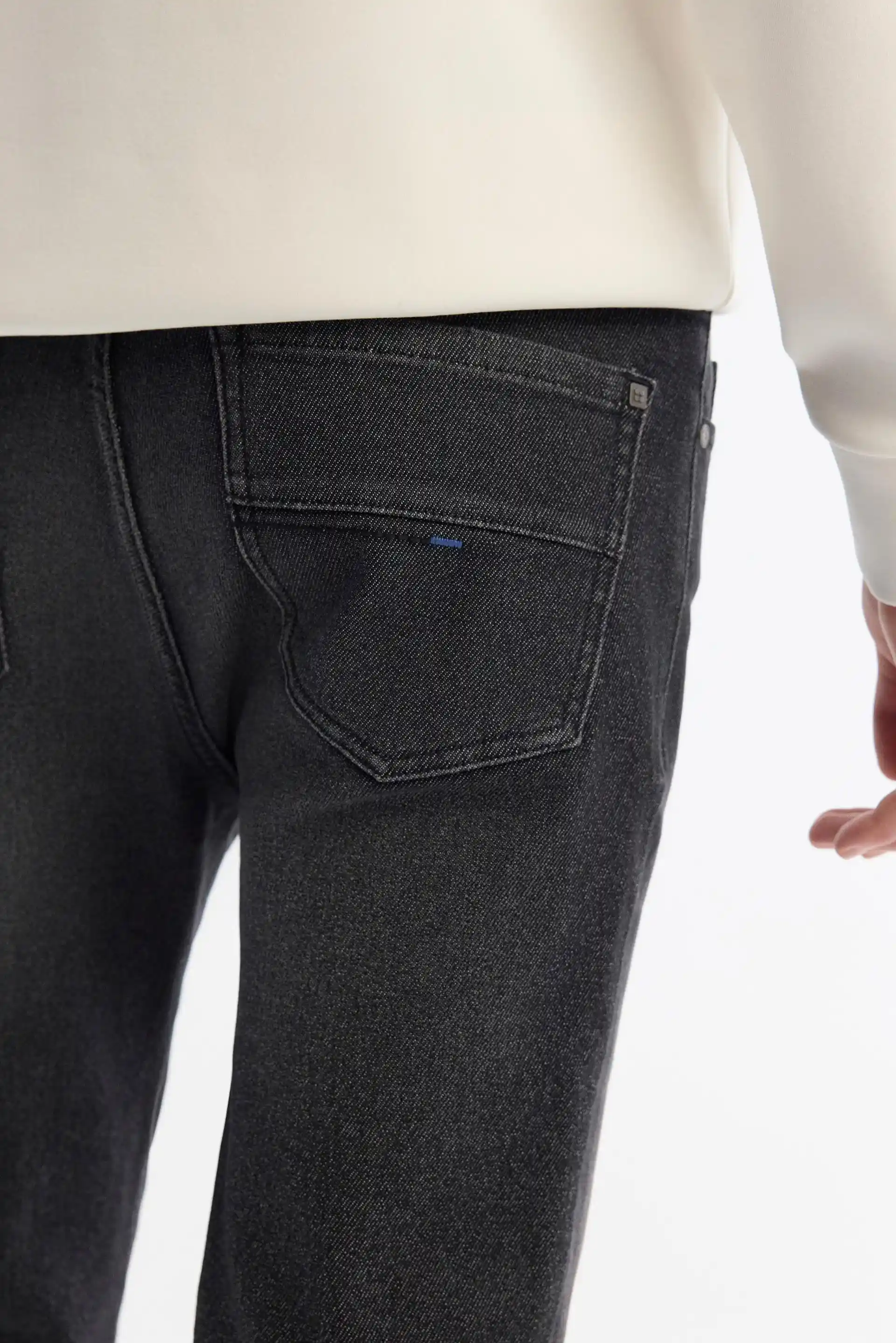 Siyah Eskitme Dekorasyon ile Modern ve Zarif Ev Tasarımı Rehberi