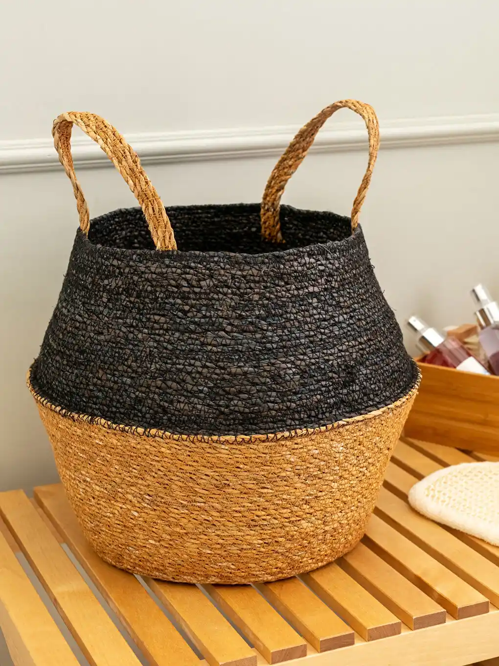 Siyah Hasır Sepetlerle Dekorasyonunuzu Modern ve Fonksiyonel Hale Getirin