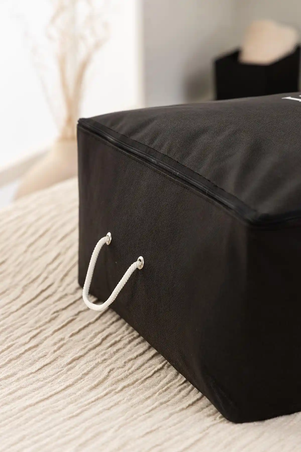 Siyah Hurç ile Modern ve Şık Dekorasyon Çözümleri Sunan Çok Amaçlı Depolama Ürünleri