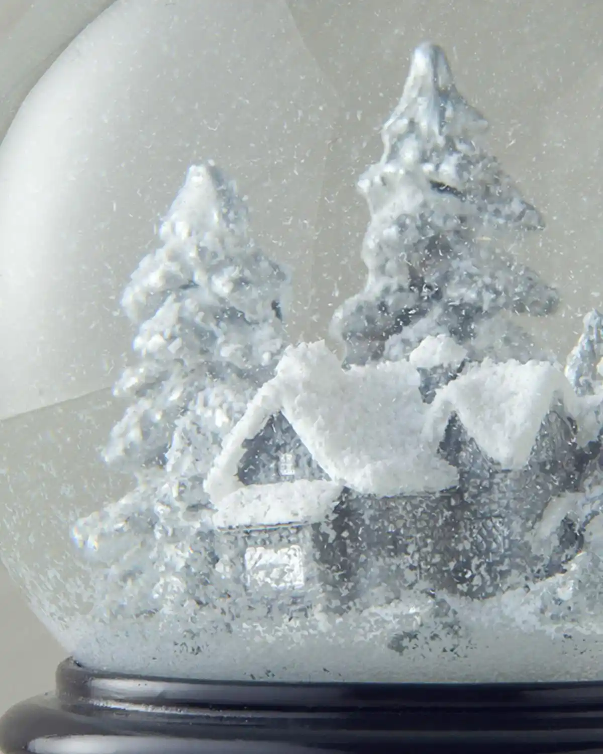 Siyah Kar Küresi Dekorasyonda Şıklık ve Asaletin Simgesi